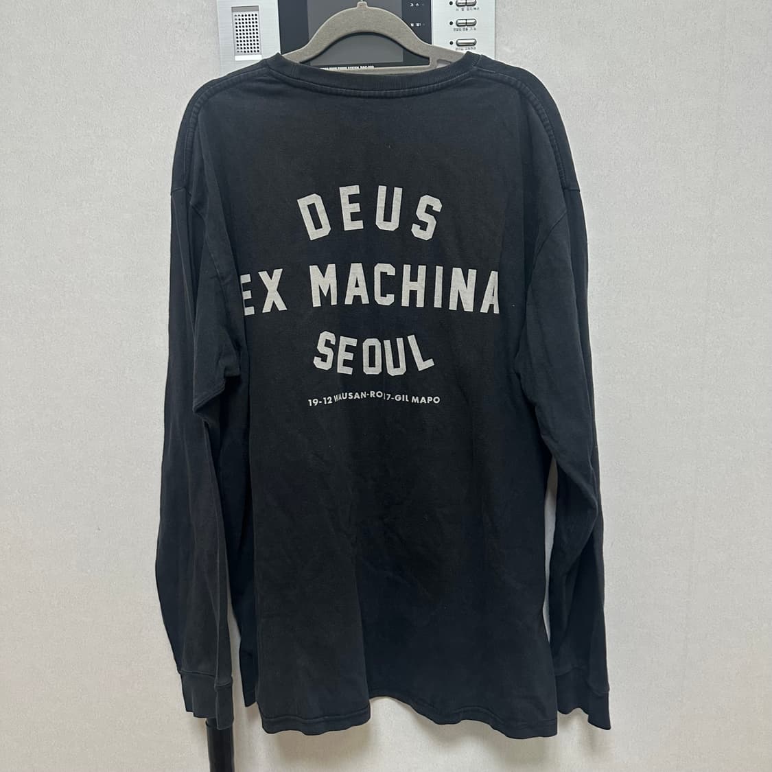 데우스 엑스 마카나 롱슬리브 상품이미지1