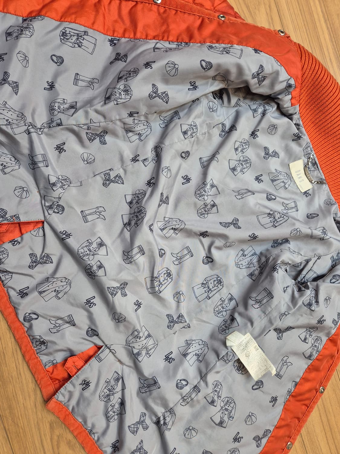 닥스 아동용 퀼팅 자켓 오렌지색상입니다. 사이즈는 110입니다. 겉감은  상품이미지7