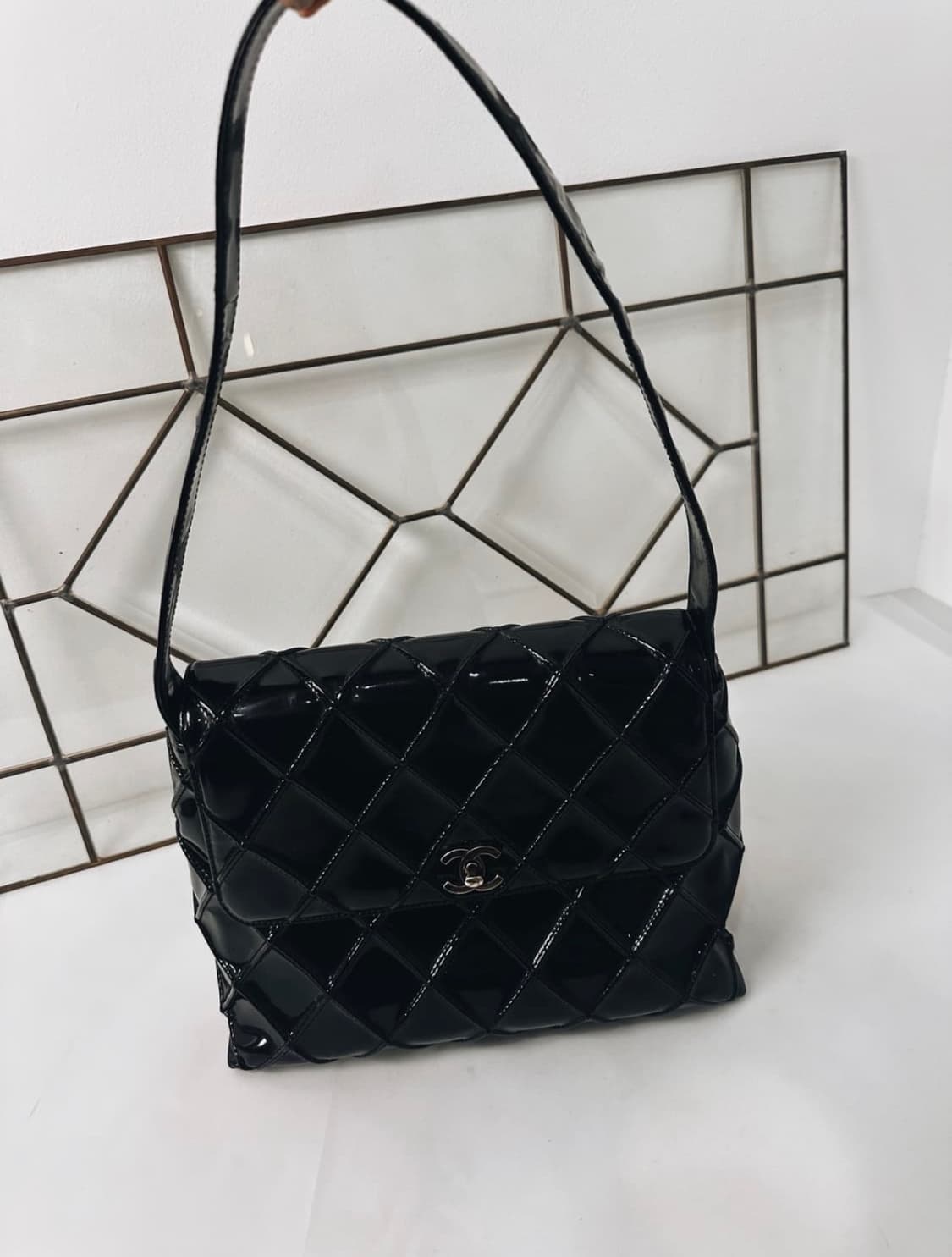 샤넬 페이턴트 퀼팅 숄더 백 상품이미지2