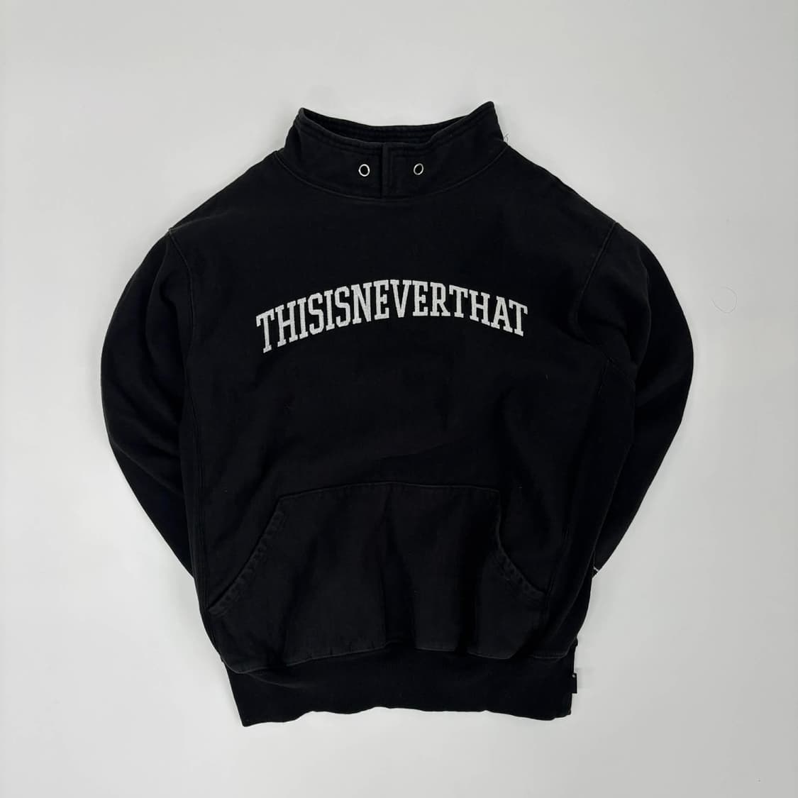 디스이즈네버뎃 T로고 아치 블랙 스웨트셔츠 맨투맨(S) 상품이미지2