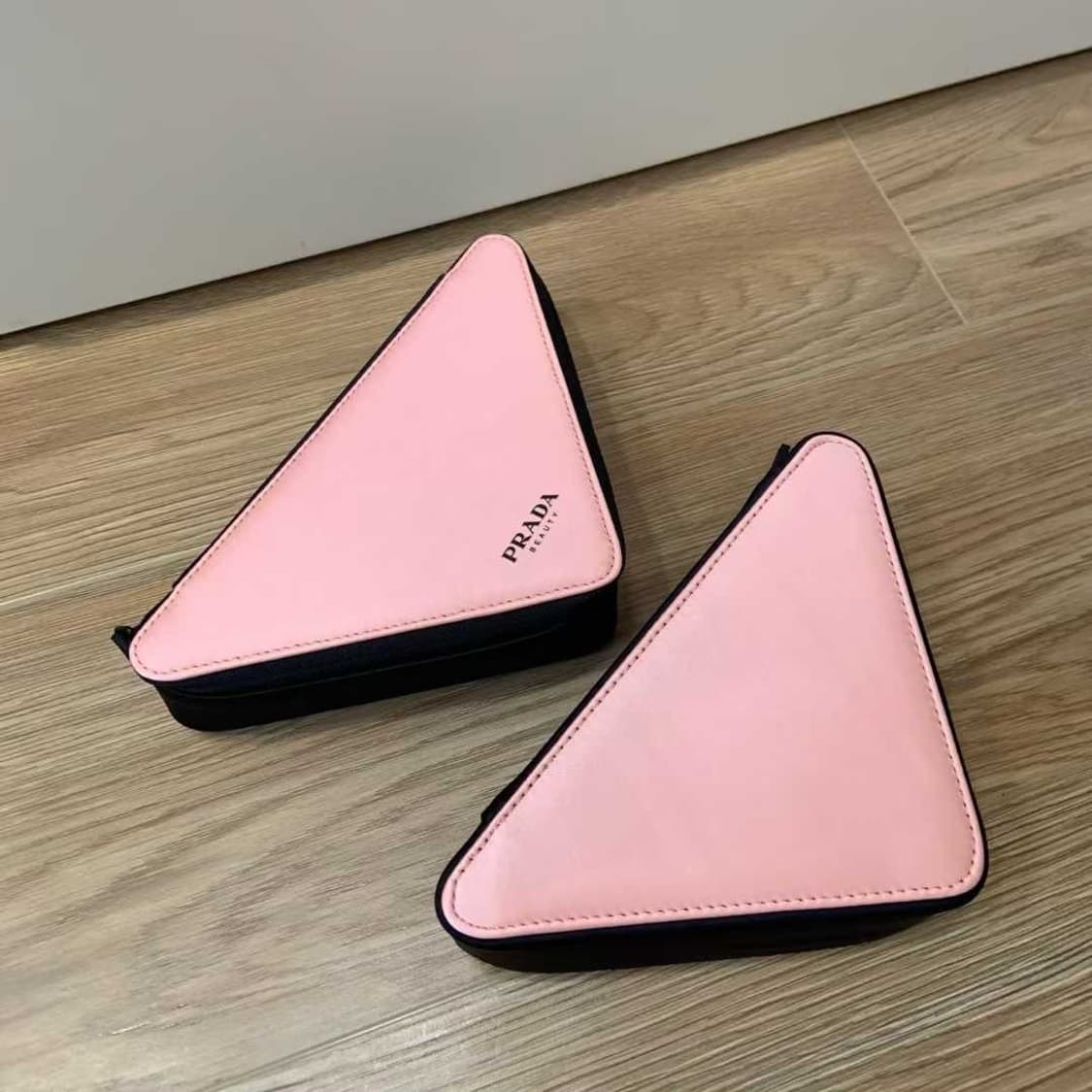 프라다뷰티 삼각 파우치 핑크 상품이미지4