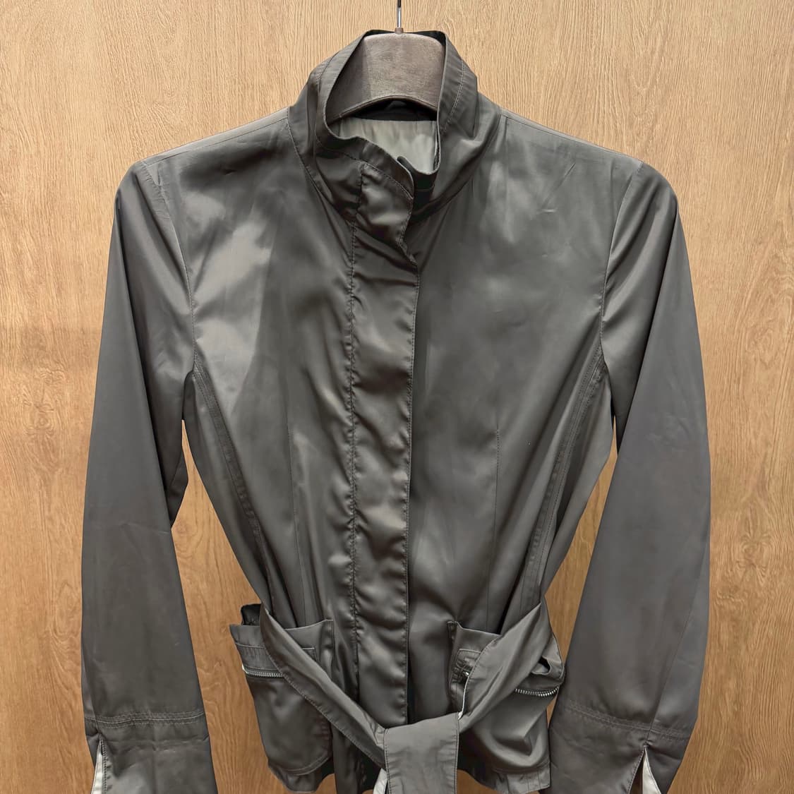 막스앤코 하이넥 자켓 히든 지퍼 벨트 스트랩 소매 슬릿 디테일 브라운 상품이미지4