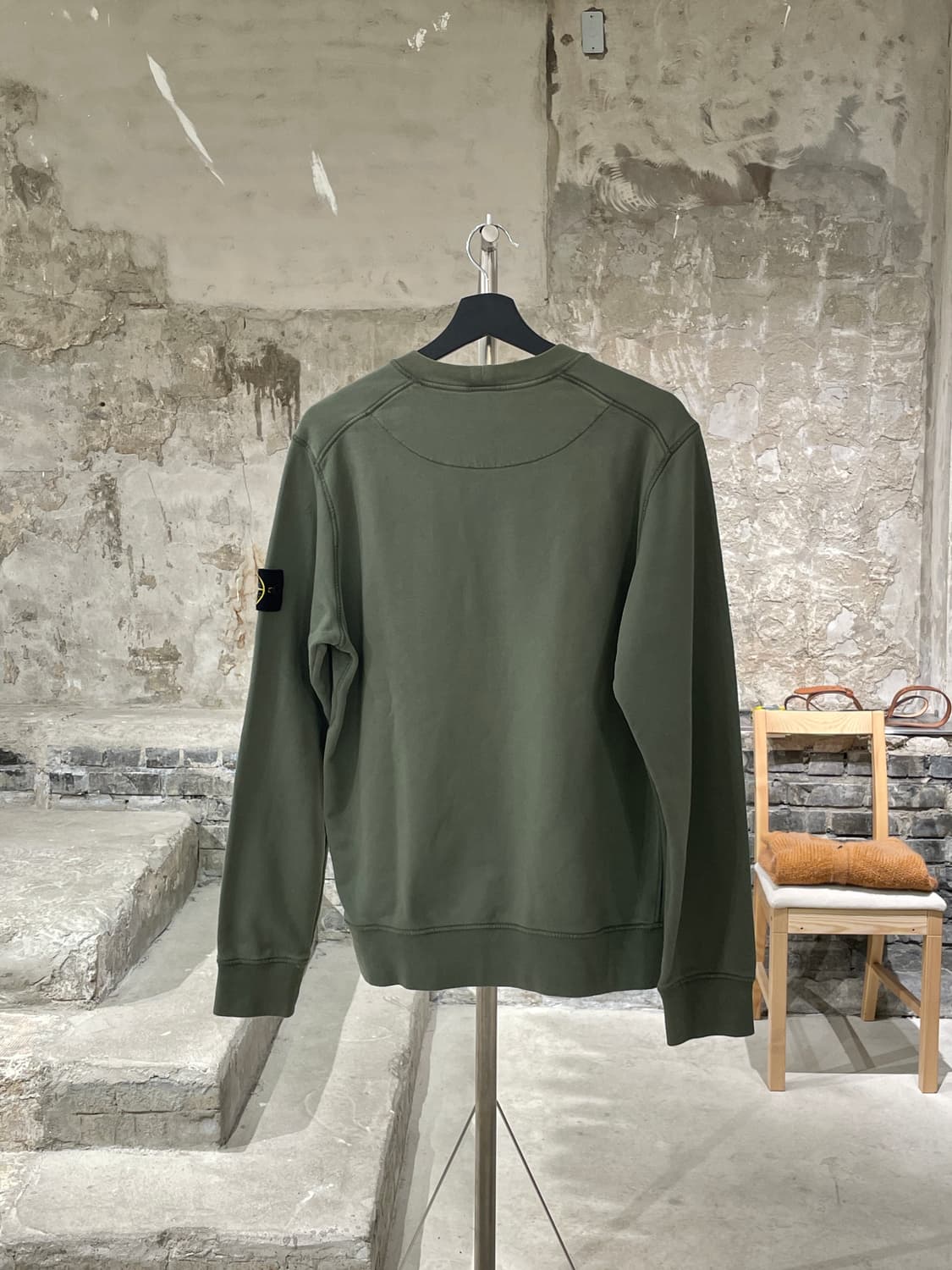 스톤 아일랜드 라이트 카키 와펜 크루넥 스웻 셔츠 상품이미지6