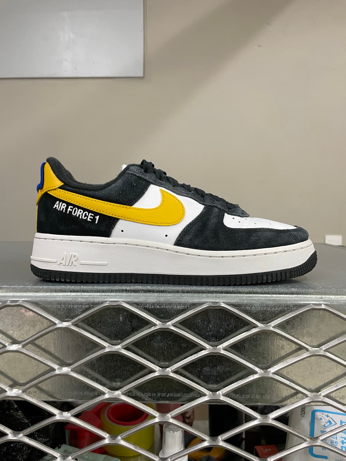 나이키 에어포스1 LV8 블랙 다크 설퍼 240 (gr-4220) 상품이미지4