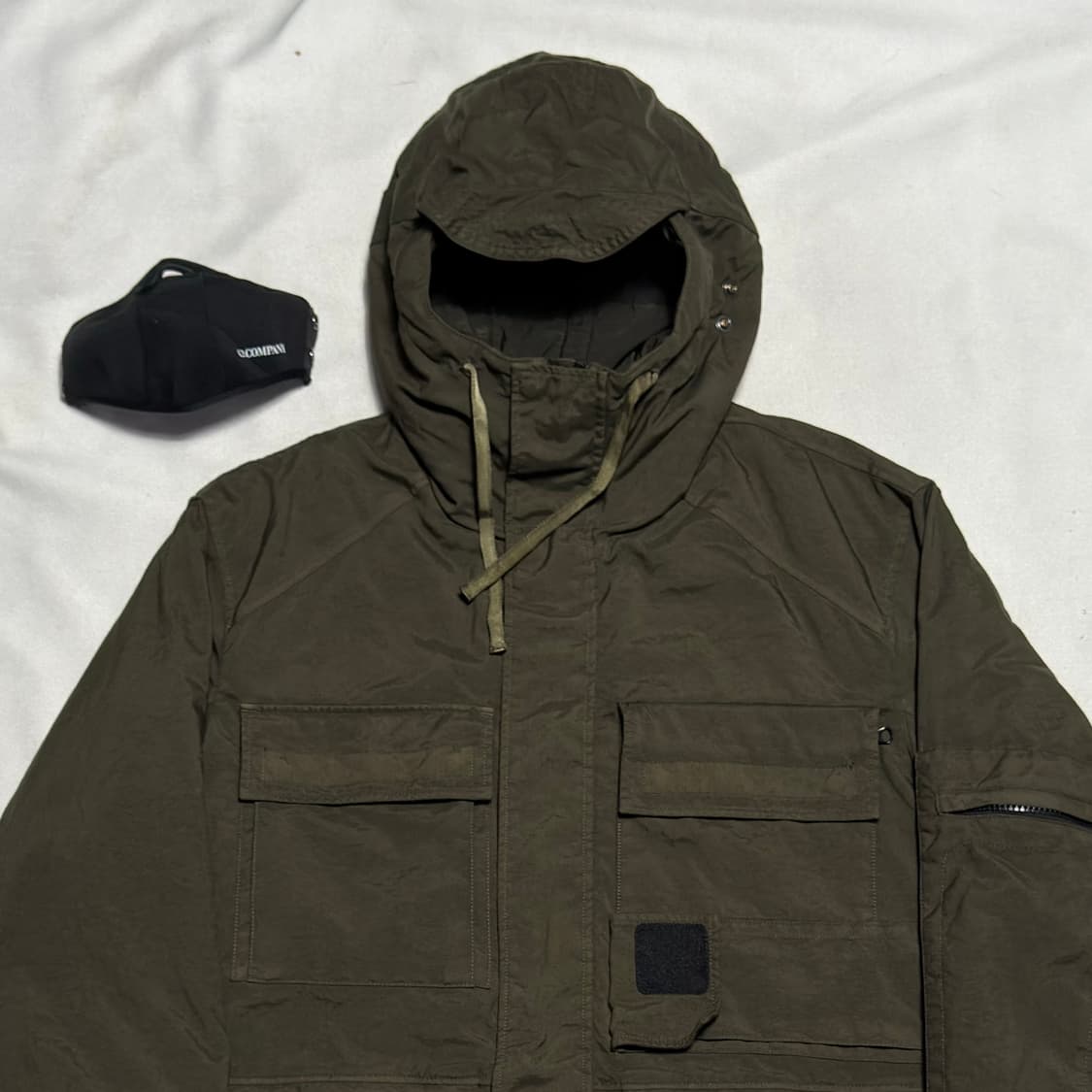 90 C.P.컴퍼니 3D 스퀘어 로고패치 탈론 후드 롱 퍼퍼 자켓 상품이미지1