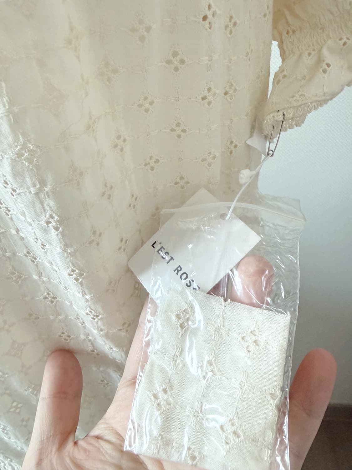 레스트로즈 자수 블라우스 새상품 상품이미지3