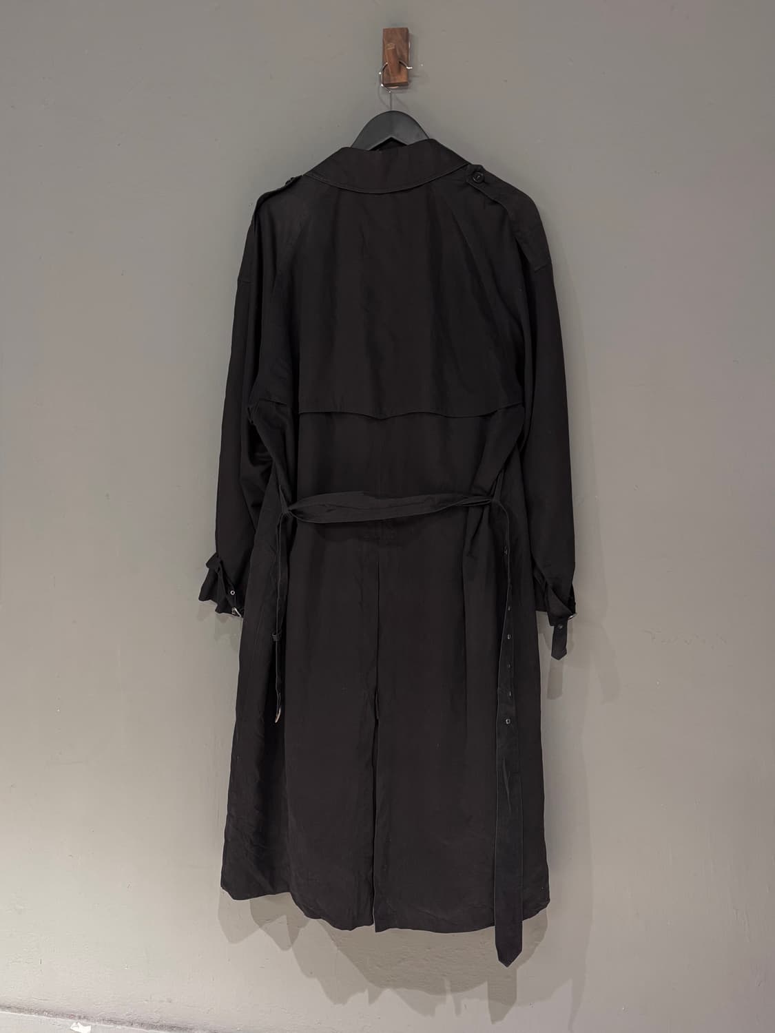 알레그리 벨티드 블랙 더블 트렌치코트 상품이미지4