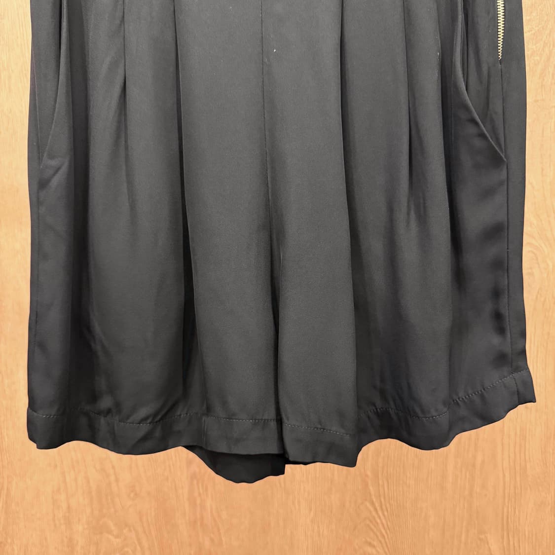 산드로 플리츠 디테일 와이드 쇼츠 팬츠 사이드 골드 지퍼 디테일 블랙 상품이미지5