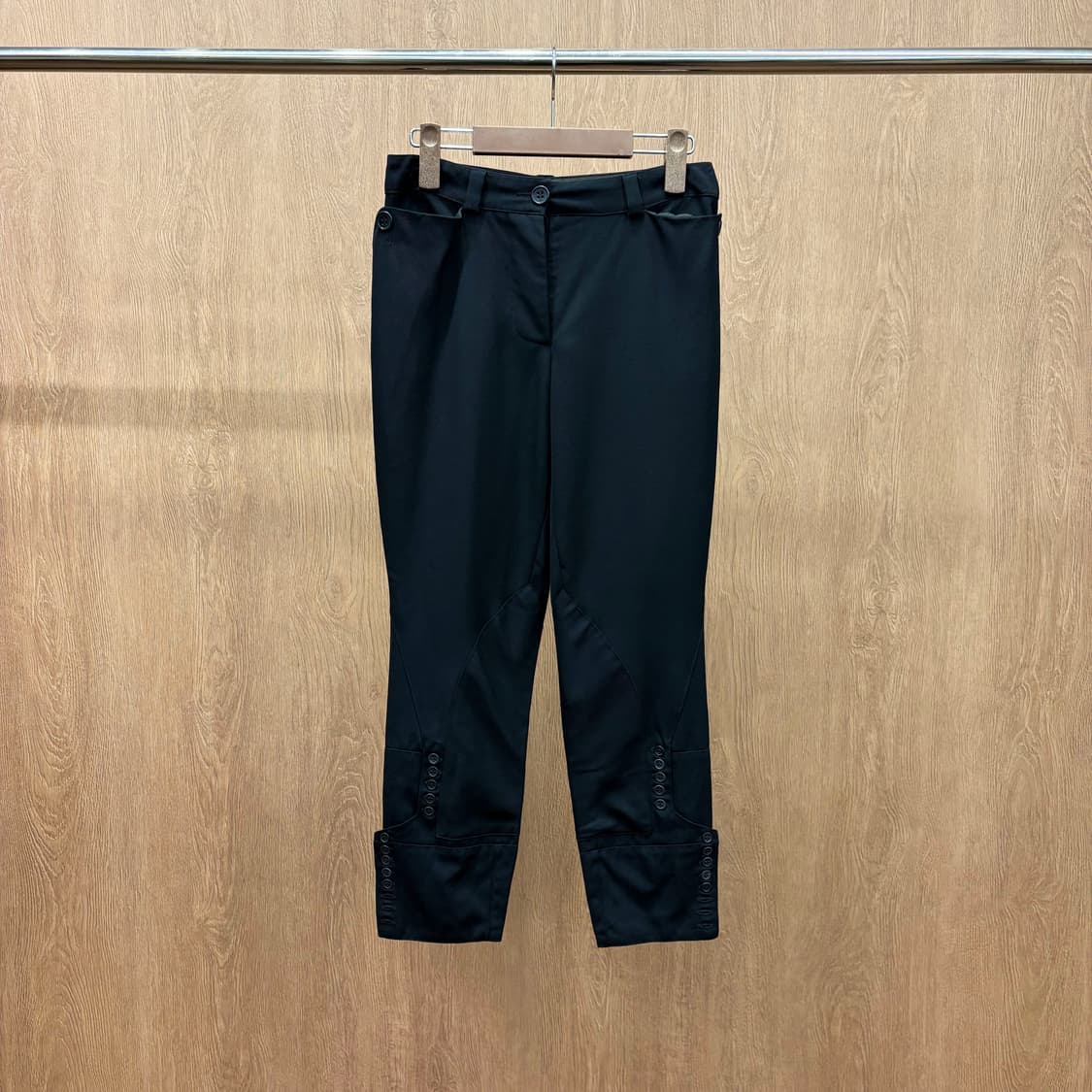 끌로에 7부 슬림 스트레이트 테일러드 팬츠 멀티 버튼 포켓 디테일 블랙 상품이미지2