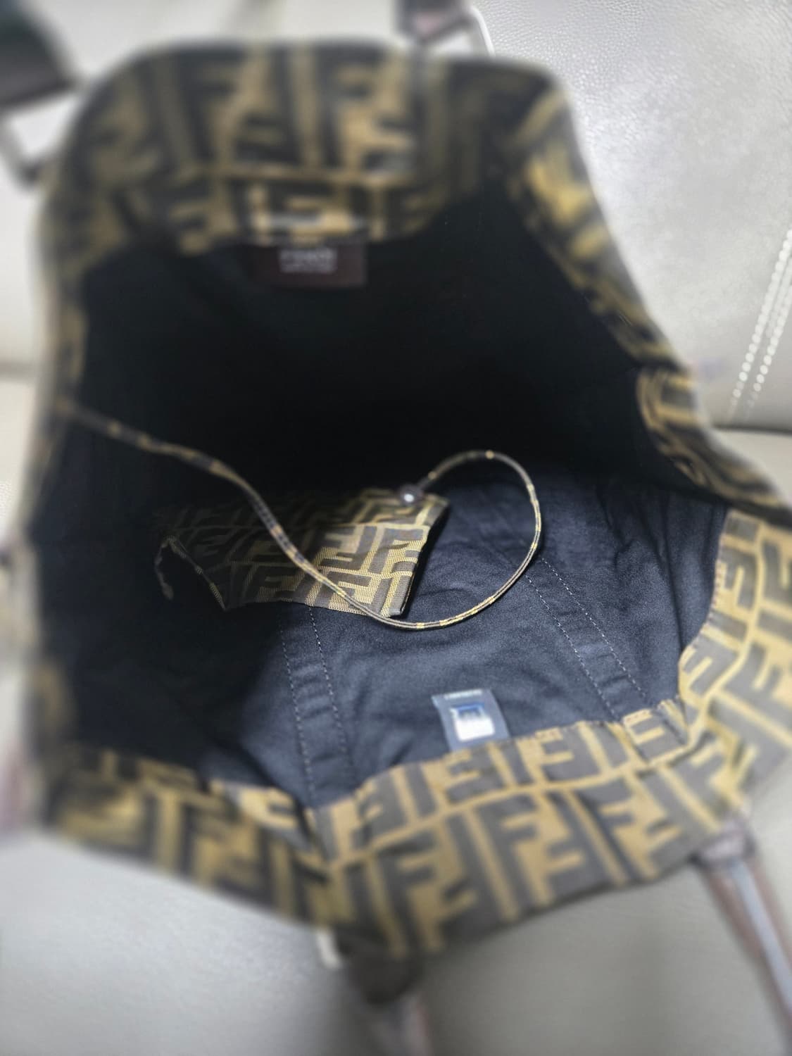 펜디 남성 FF 주카 세로백 상품이미지7