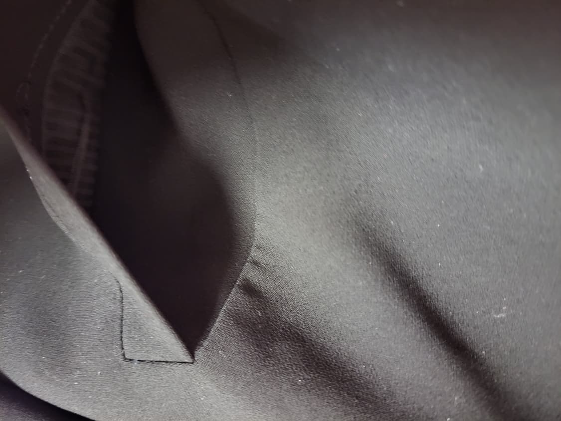 급처상태좋음!럭키슈에뜨 소매러플 자수단추 블랙 자켓 매장가 39만원 상품이미지4