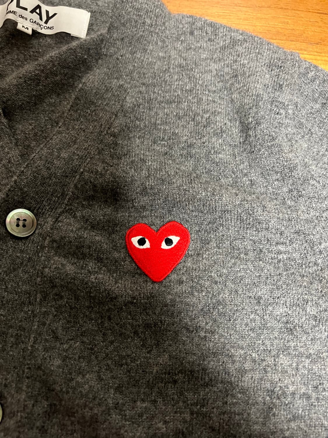 꼼데가르송 차콜 그레이 레드와펜 m 울 가디건 상품이미지8