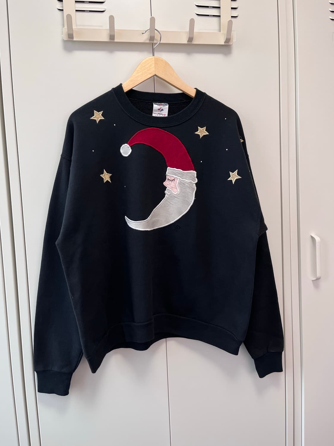 Jerzees 크리스마스 산타 자수 패치 오버핏 맨투맨 상품이미지3