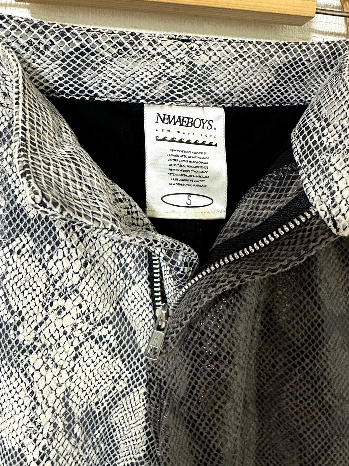 NWB archive - 투톤 파이톤 패턴 4zip 기믹 플레어팬츠 상품이미지5