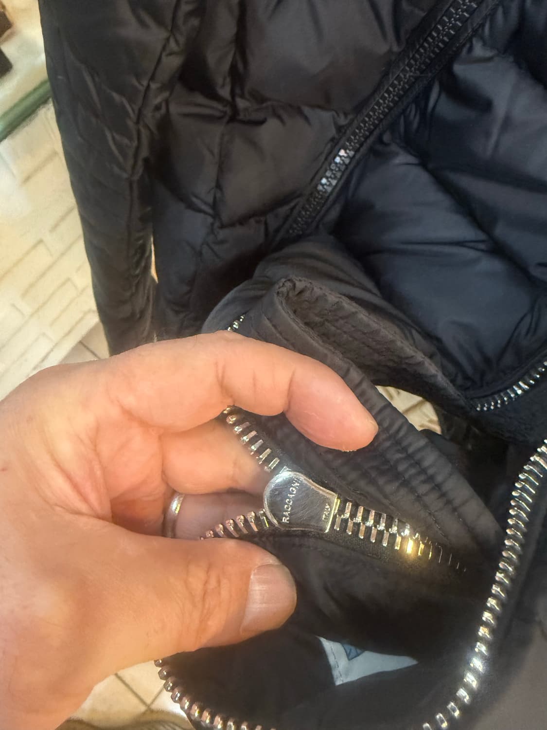 3/100-105/21fw 정품 몽클레어 아미오 패딩 팝니다 상품이미지5