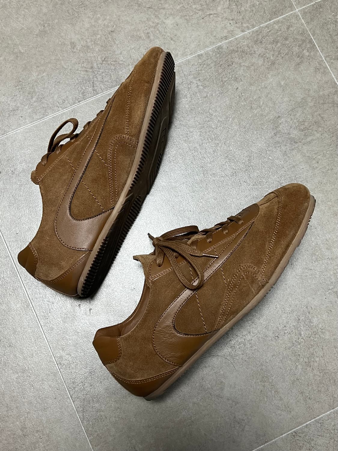 COS 미니멀 스웨이드 스니커즈 42사이즈 상품이미지4