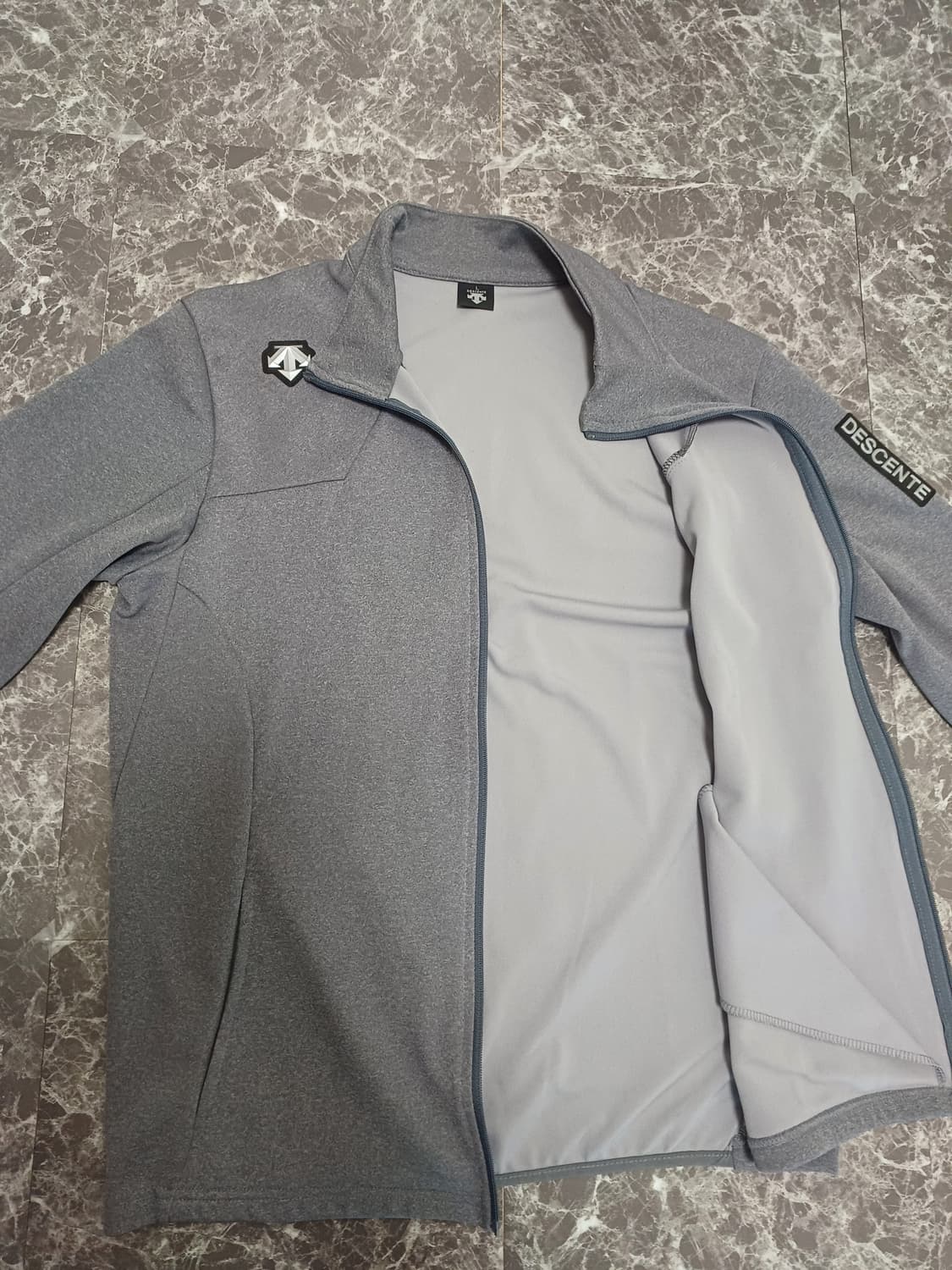 데상트 트레이닝 집업 L 상품이미지3