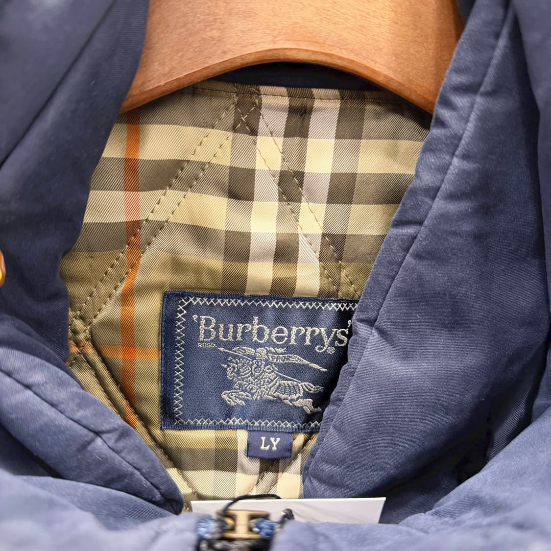 버버리 후드 코트 베이지 체크 안감 배색 드로우 스트링 레귤러핏 네이비 상품이미지5