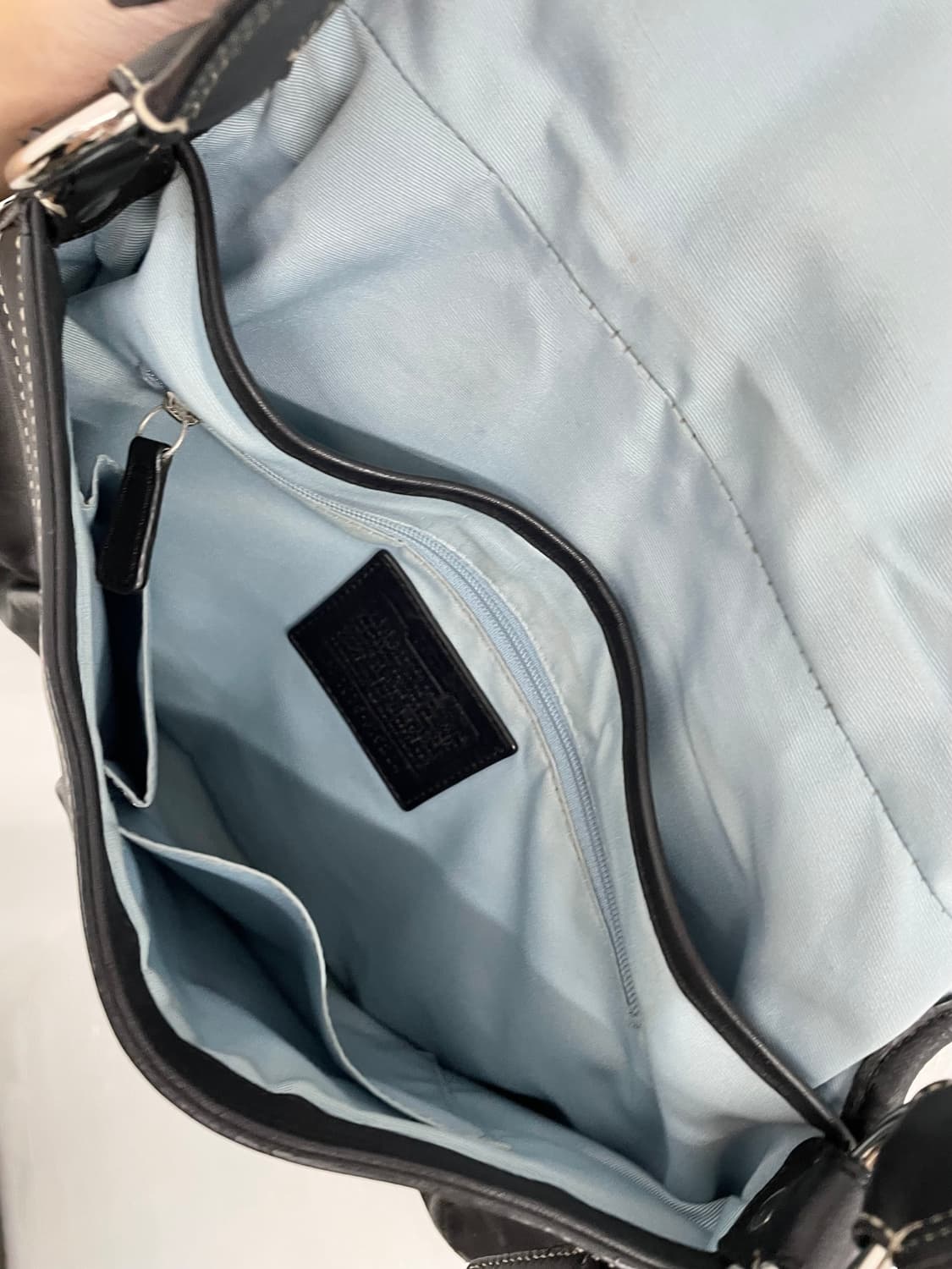 코치 블랙 레더 버클 숄더백 상품이미지8