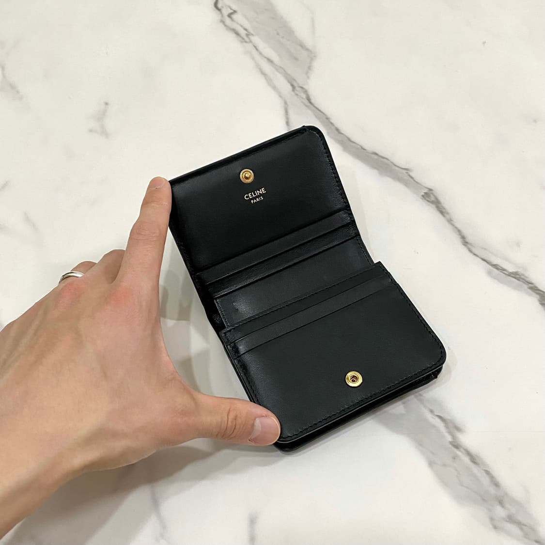 셀린느 트리옹프 카프스킨 컴팩트 월렛 여성 반지갑 블랙 상품이미지5