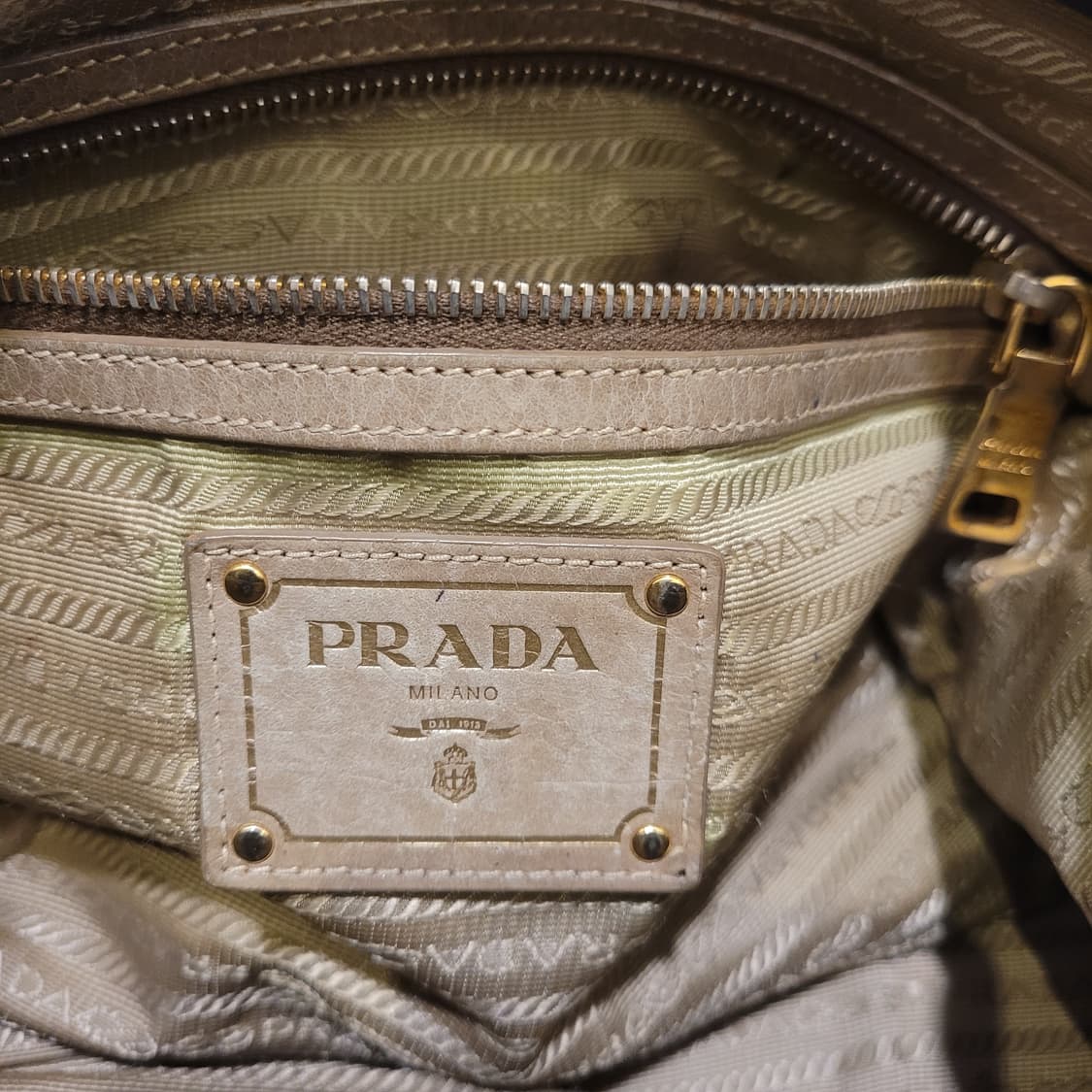 프라다 비텔로 샤인 레더 토트백 상품이미지8