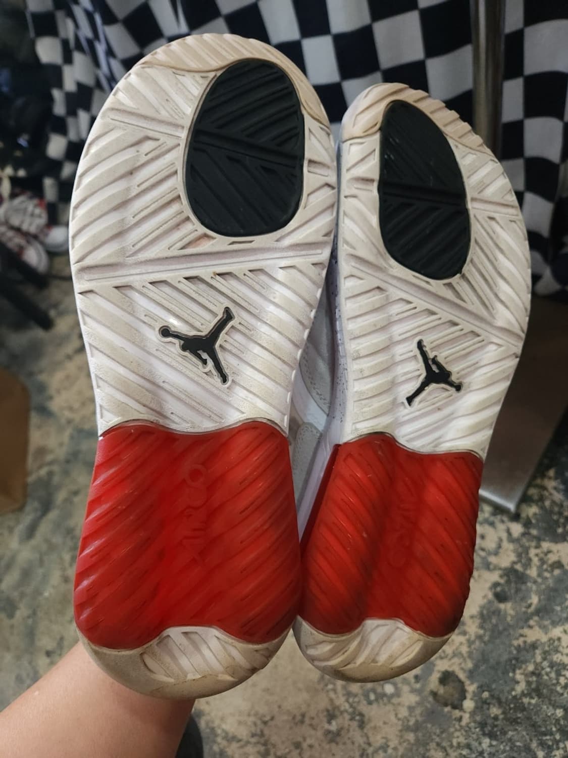 나이키 조던 에어맥스 200 흰검 270mm

 상품이미지7