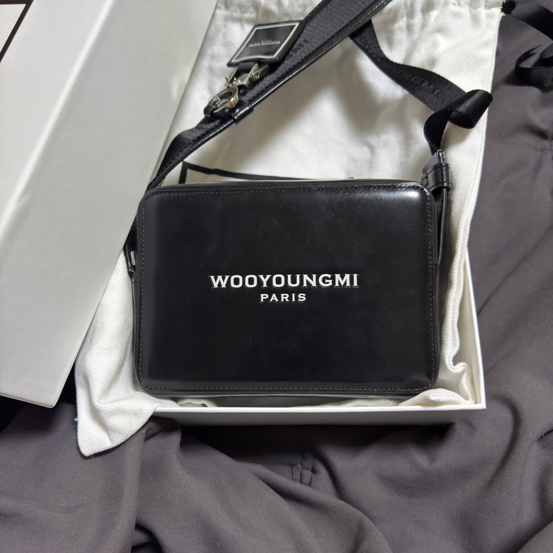 [풀구성] 우영미 로고 크로스백 상품이미지1