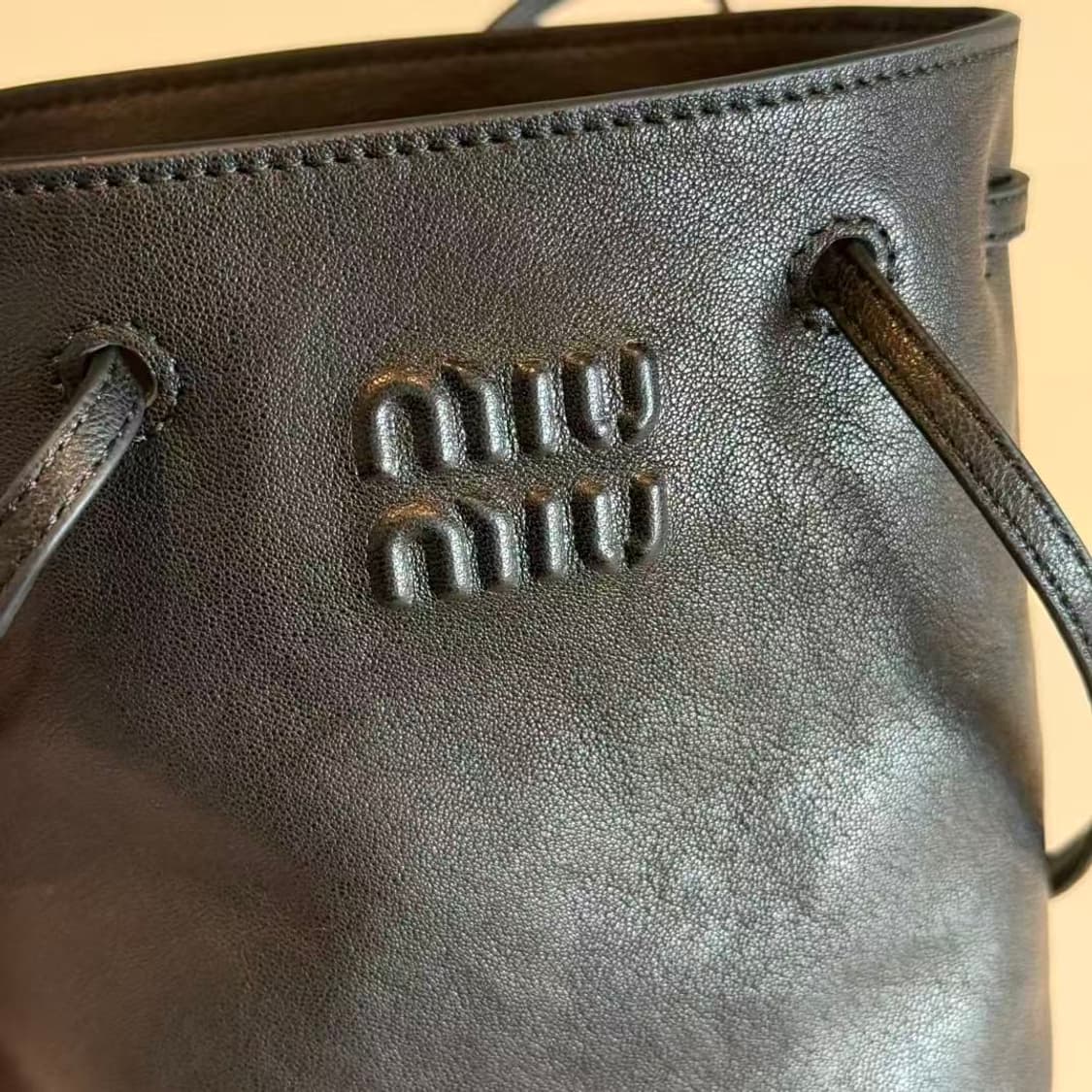 미우 미우 나파 레더 미니백 블랙 상품이미지7