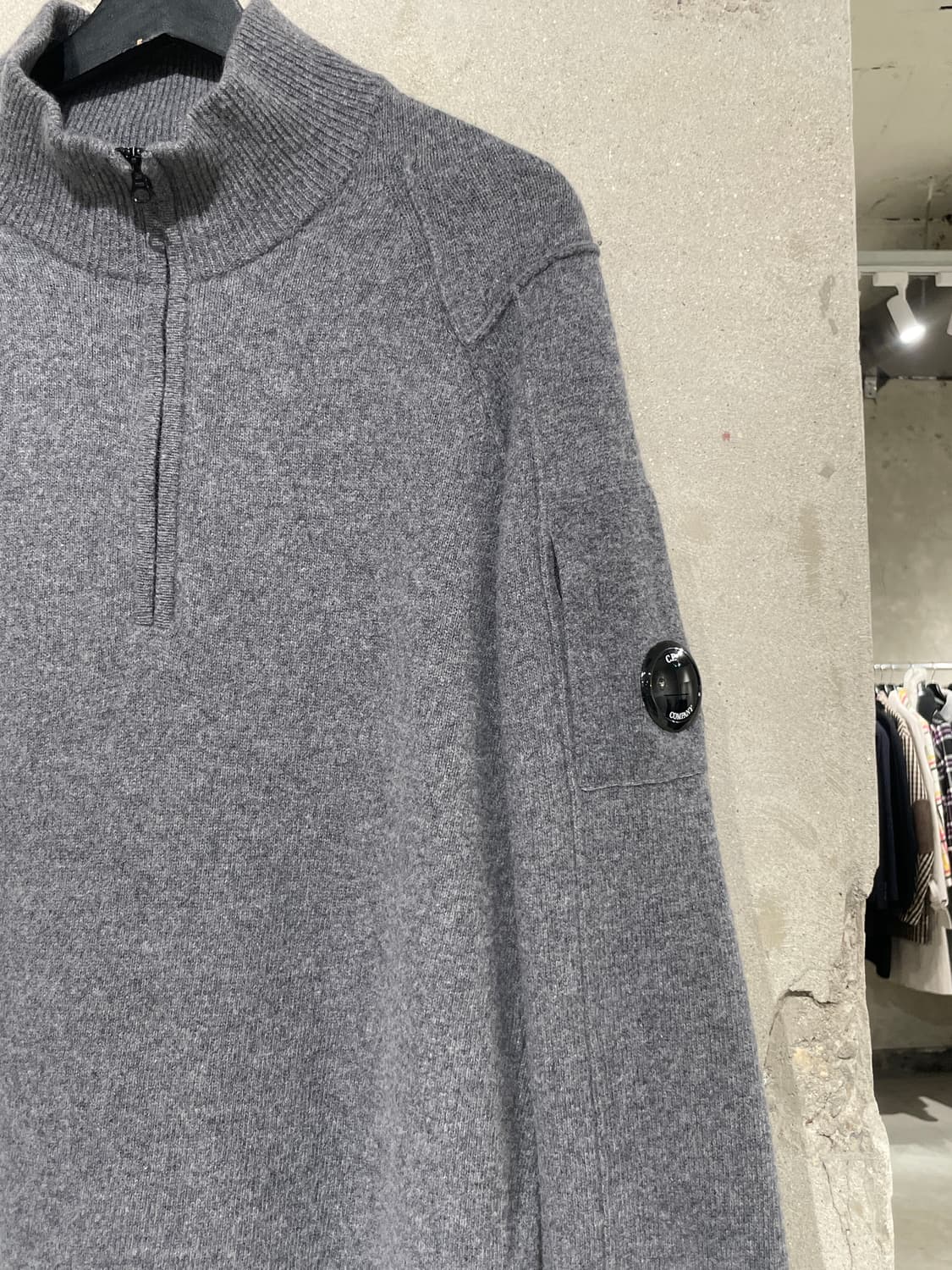 cp컴퍼니 그레이 렌즈 와펜 하프 집 니트 상품이미지3