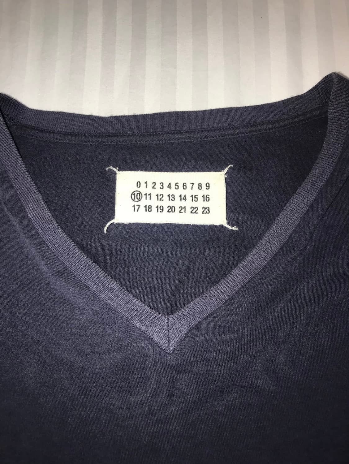 메종 마르지엘라 V넥 티셔츠 네이비 상품이미지1