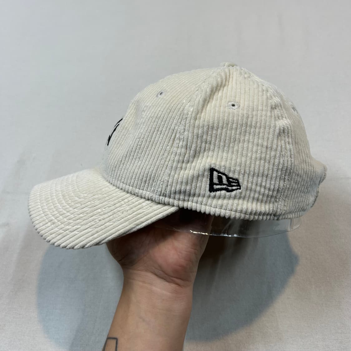 Free) 뉴에라 New Era NY 캡 모자 아이보리 코듀로이 상품이미지3