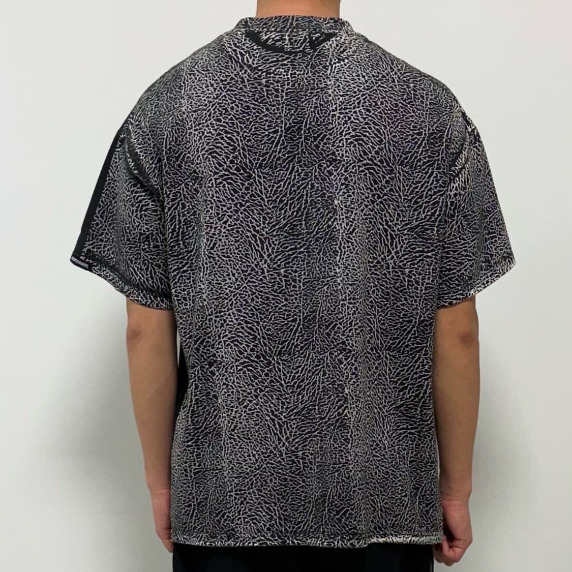 스투시 x 언디핏 커스텀메이드 스컬 크로스본 시멘트 티셔츠 블랙 상품이미지2