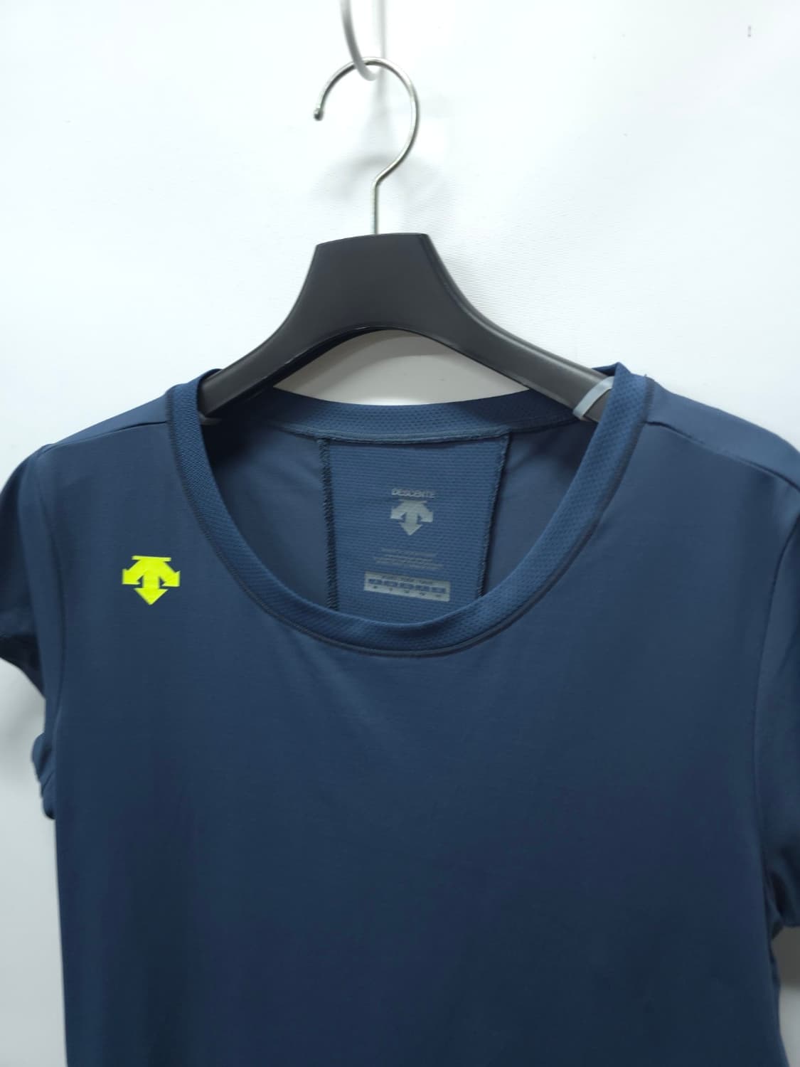 ​데상트 여성 DSW 트레이닝 메쉬 배색 반팔 티셔츠 (55) 상품이미지3