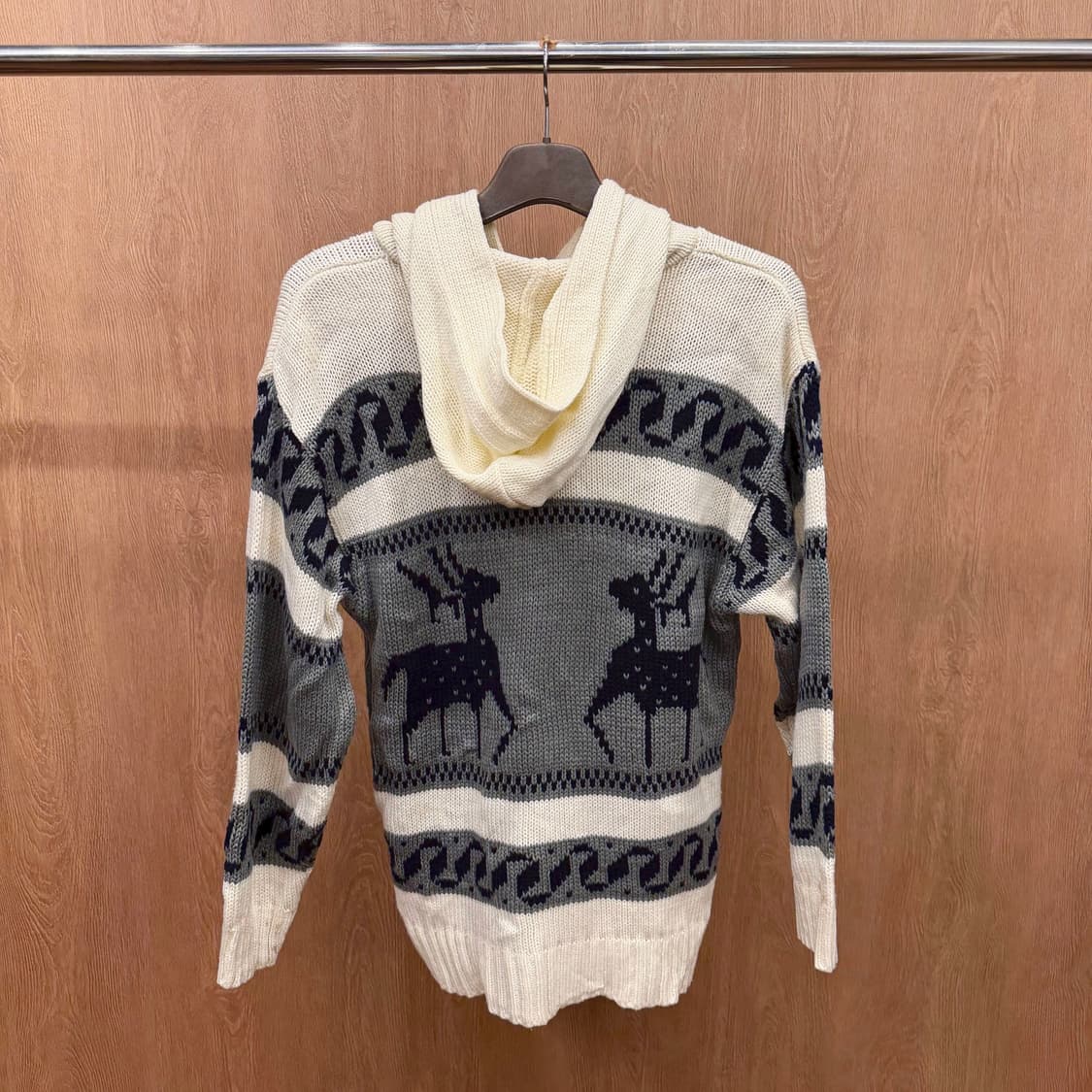 빈티지 후드 니트 가디건 사슴 자카드 패턴 우드 토글 디테일 아이보리 상품이미지3