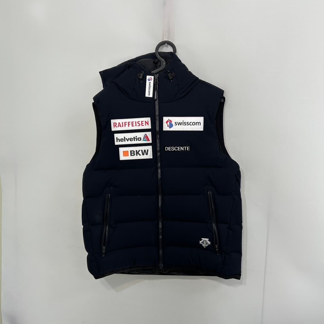 데상트 스위스 스키팀 패딩조끼 100 블랙 상품이미지1