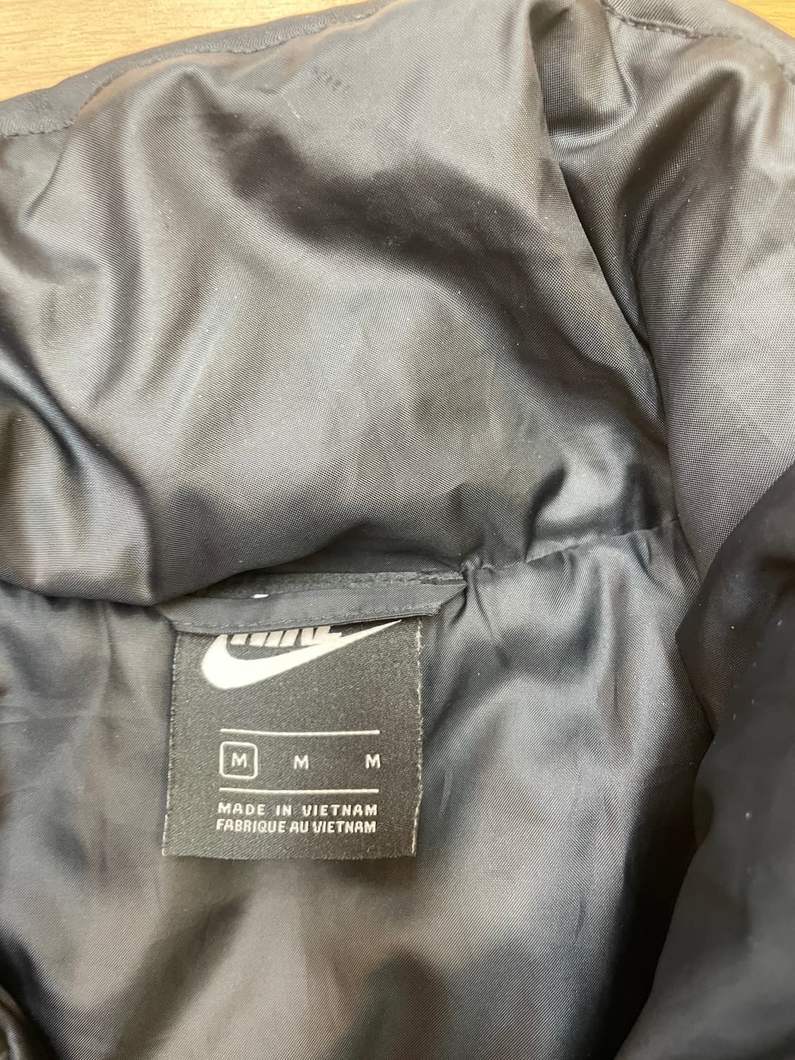 블랙 색상 나이키 바람막이 점퍼 M사이즈입니다. 겉감, 안감 모두 폴리에 상품이미지4