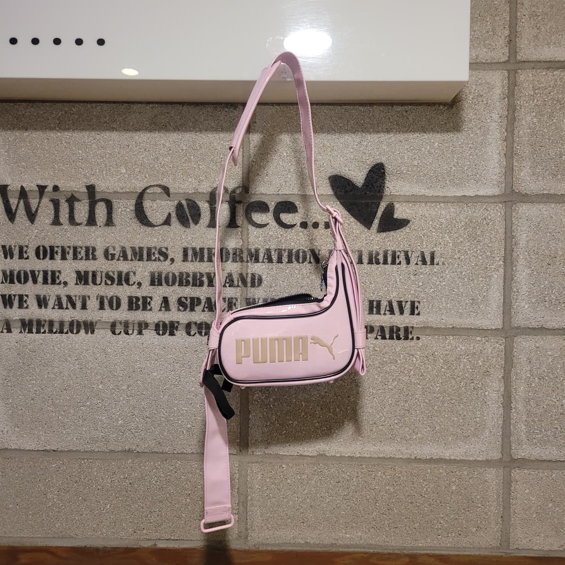 푸마 X 오토링거 엠보싱 숄더백 상품이미지1