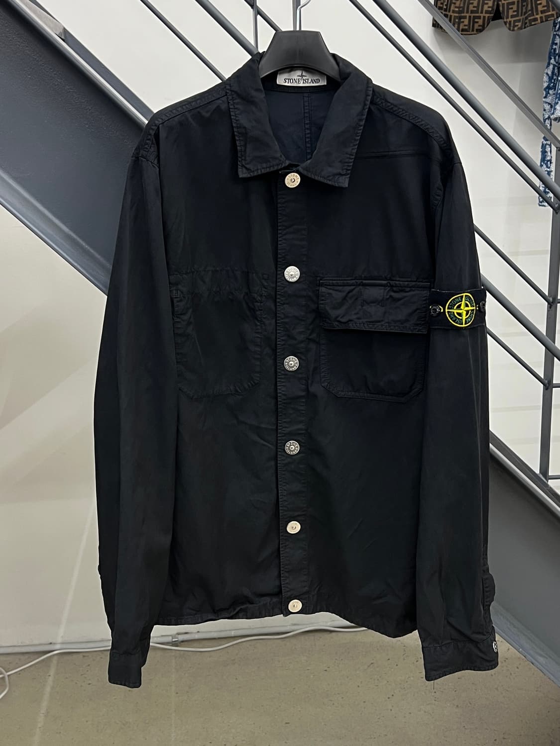 스톤아일랜드 23SS 와펜 가먼트다잉 트윌 TC 오버셔츠 상품이미지1