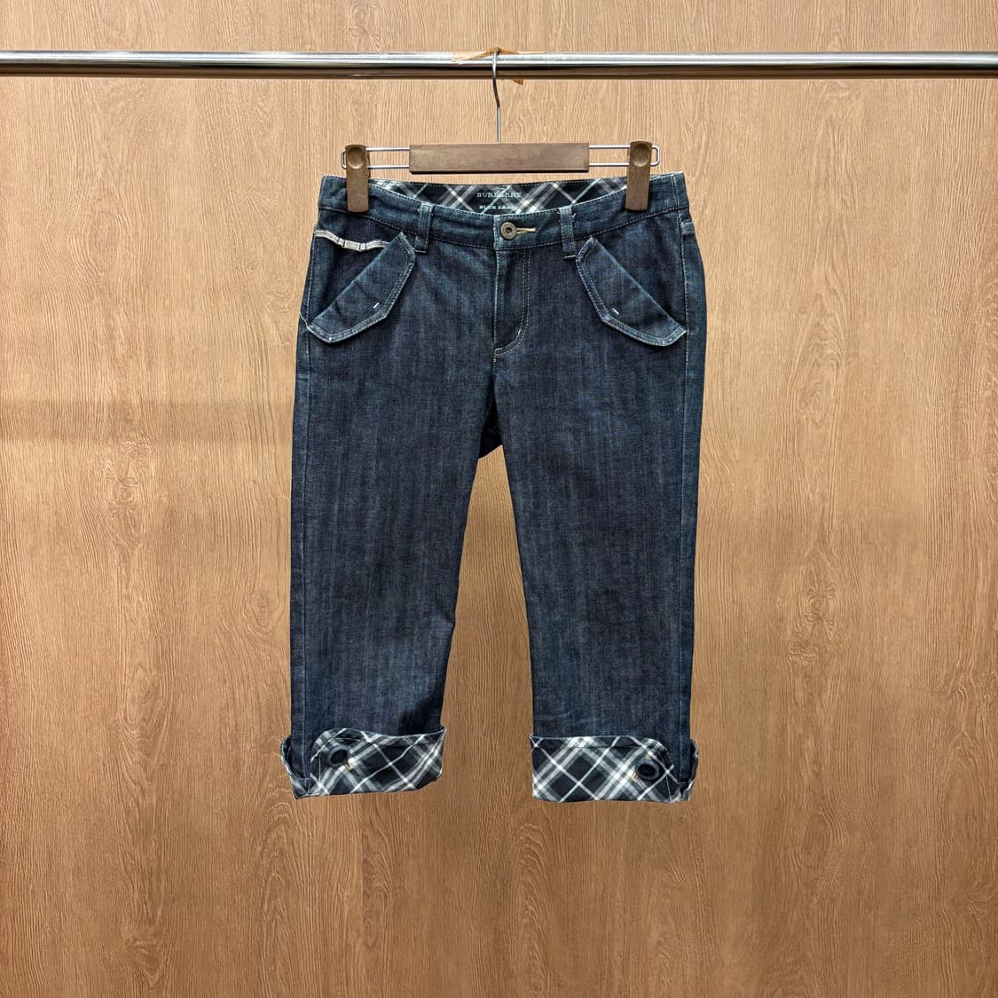 버버리 블루 라벨 7부 데님 팬츠 롤업 체크 안감 로고 자수 디테일 진청 상품이미지2