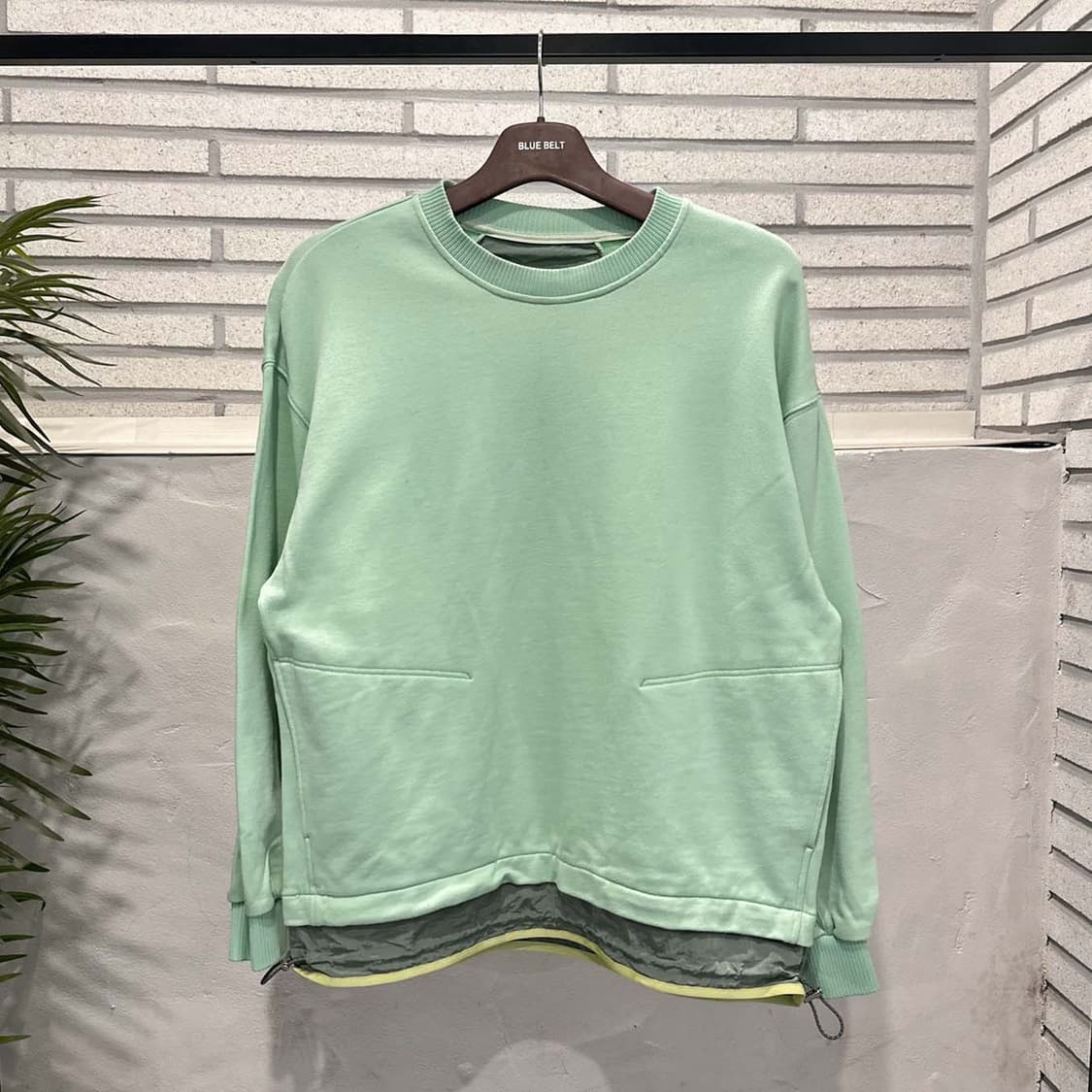 TIME 타임 맨투맨 밑단 레이어드 스트링 배색 디테일 연그린 상품이미지2