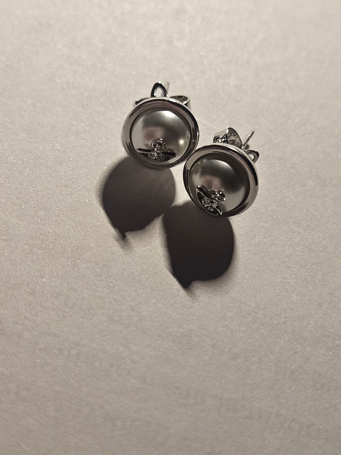 Vivienne pearl stud earings 상품이미지2