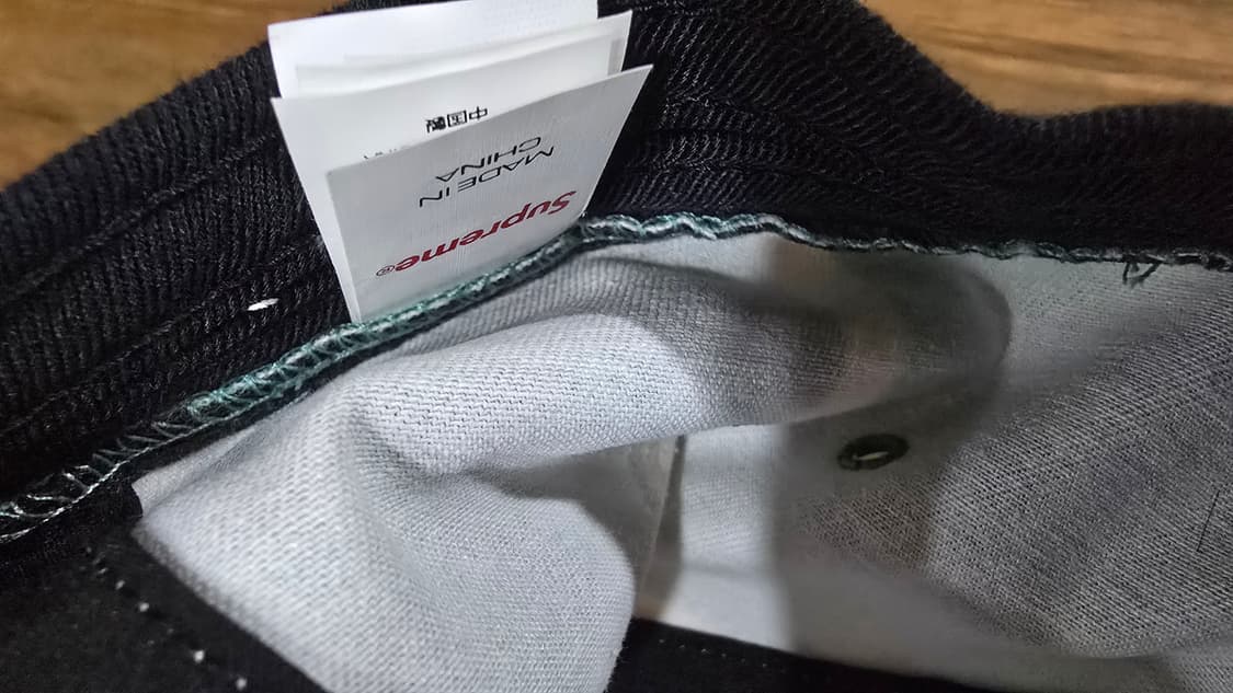 슈프림과 영국 설치미술가 슈프림 x 데미안 허스트 캠프캡 화이트 25SS 상품이미지5