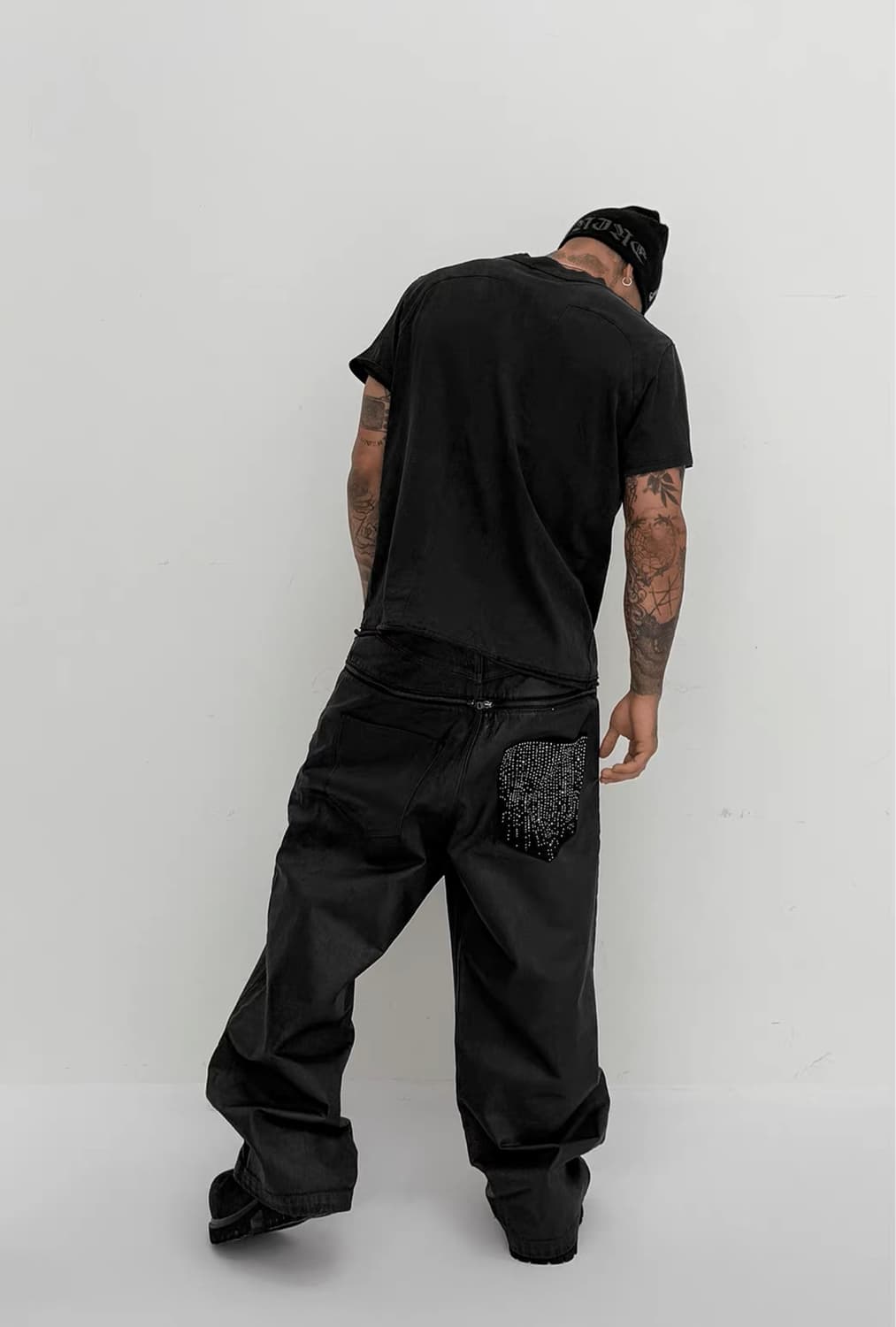  Coated Charcoal-Studded Baggy Denim Pant 상품이미지3