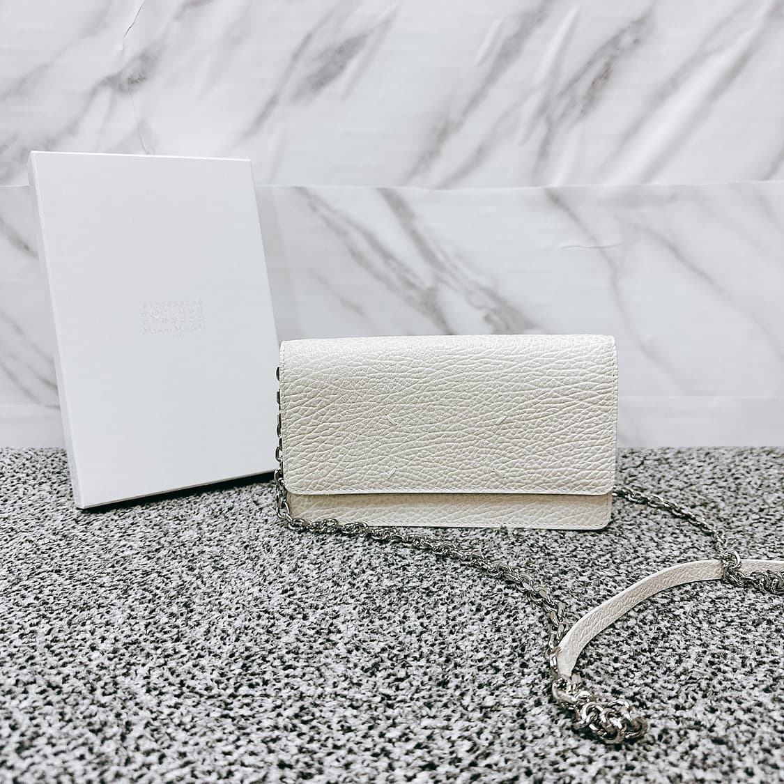 메종 마르지엘라 여성 화이트 스티치 로고 체인 월렛 숄 상품이미지3