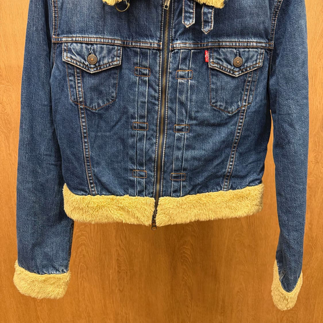 리바이스 데님 자켓 쉐르파 퍼 안감 레드 로고 탭 디테일 레귤러핏 블루 상품이미지5