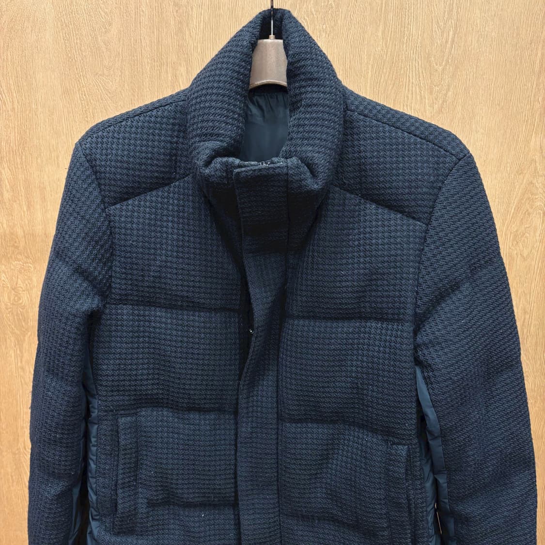 솔리드옴므 패딩 점퍼 하운드투스 텍스처 탈부착 이너 리브 디테일 블랙 상품이미지4