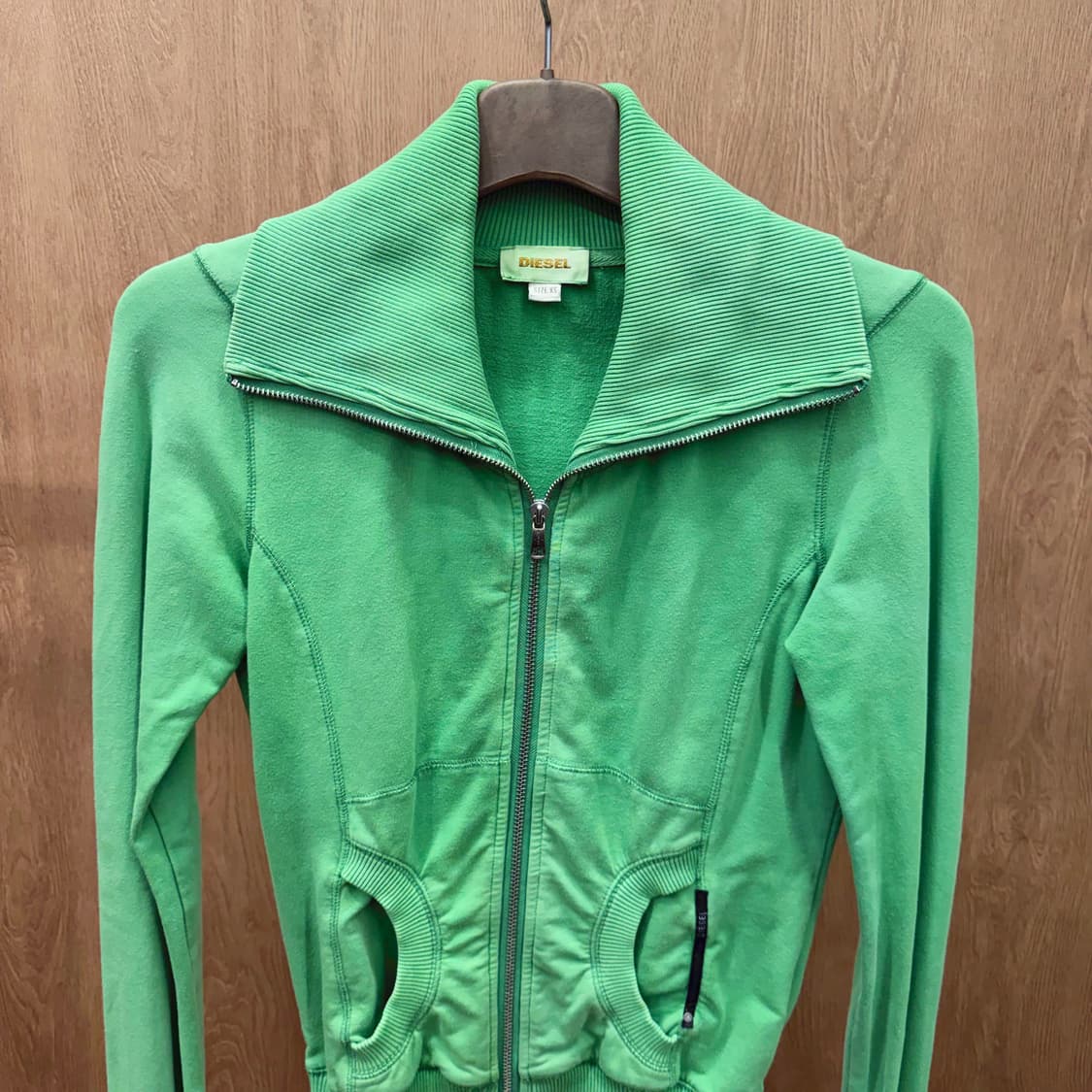 디젤 집업 자켓 와이드 립 카라 뱍 로도 프린팅 디테일 슬림핏 그린 상품이미지4