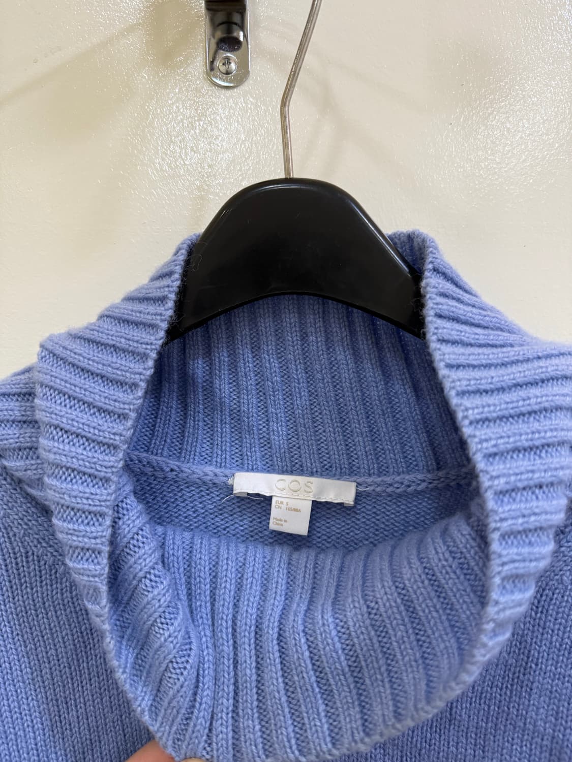 코스 옆절개 터틀넥 스웨터 정품 상품이미지3