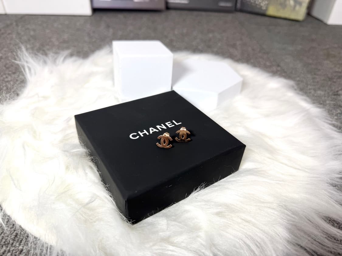 샤넬 심플 로즈골드 이어링 상품이미지2