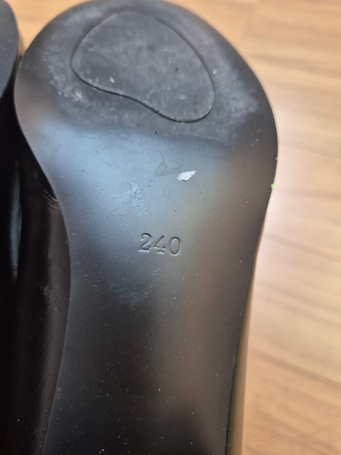 베라왕 검정 로퍼 240사이즈입니다. 앞코에 프린지 장식이 달려있어 독특 상품이미지5